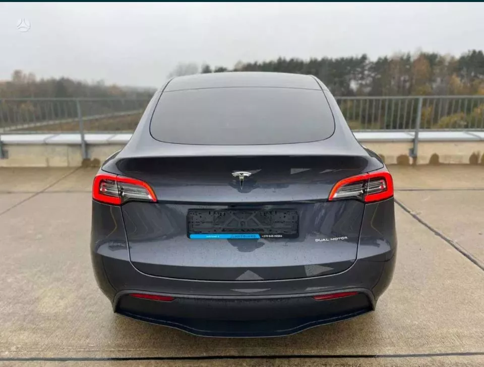 Tesla Model Y 2021 року