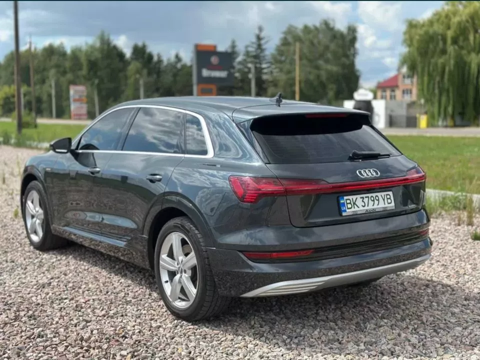Audi e-tron 55 quattro 2020 | 95 кВт·год | 408 к.с. | SOH 92% | Гарна 