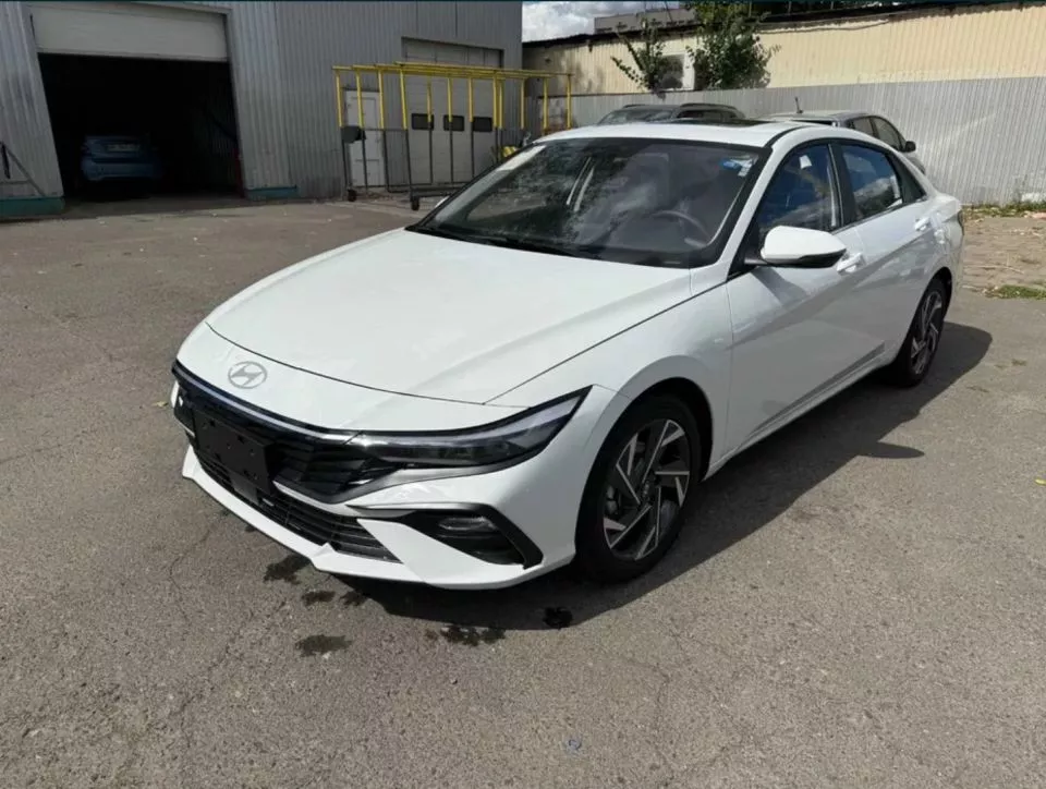 Hyundai Elantra 2023 — майже новий автомобіль у комплектації Elite